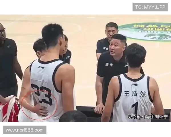 杜锋徐昕训练场冲突事件:战术分歧背后的代际博弈 杜锋徐昕训练场冲突事件:战术分歧背后的代际博弈